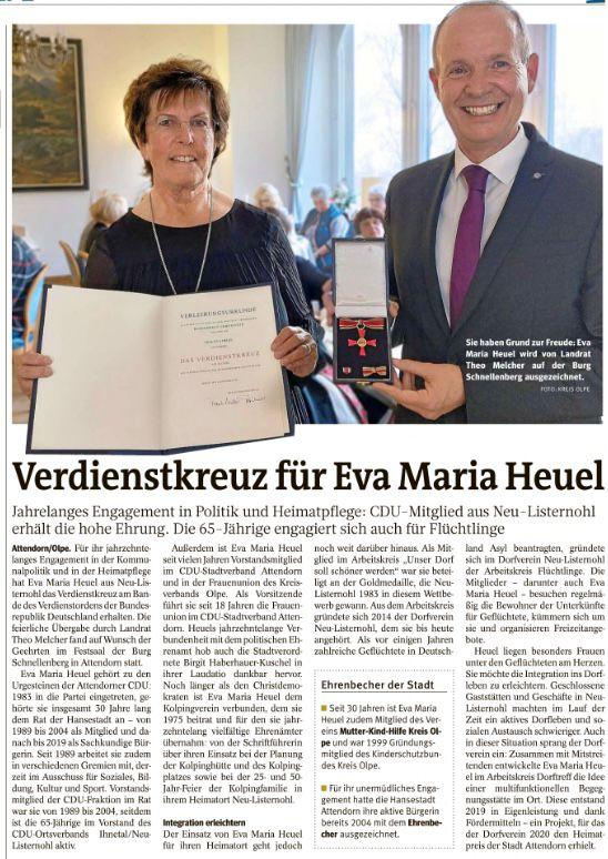 Eva-Maria Heuel mit der Urkunde und Landrat Theo Melcher mit dem Bundesverdienstkreuz am Bande